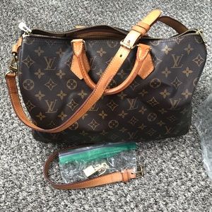 *SOLD* Authentic LV bandeulier 35